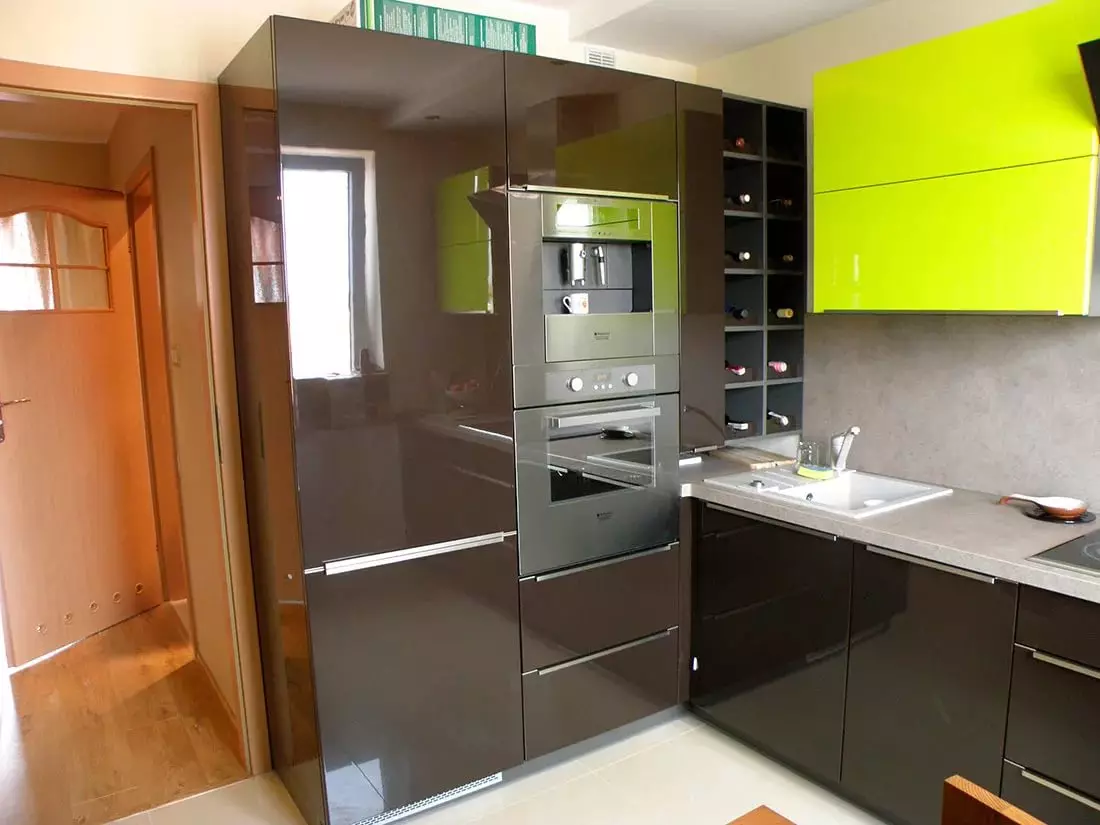 Sisäänrakennettu keittiö pienille keittiöille (54 valokuvaa): Sulautettujen keittiöiden ominaisuudet, joissa on sisäänrakennetut laitteet, suunnitteluvaihtoehdot 9549_38