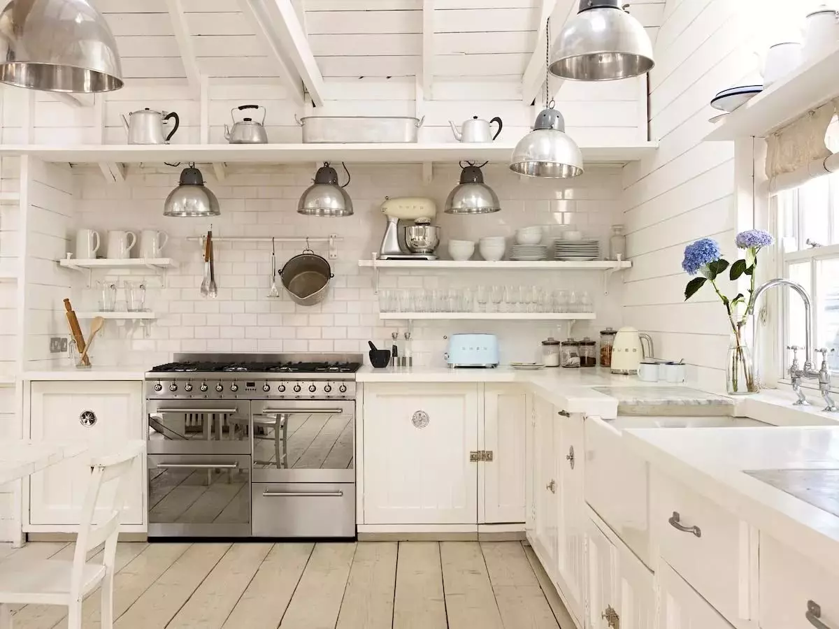 Ενσωματωμένη κουζίνα για μικρές κουζίνες (54 φωτογραφίες): Χαρακτηριστικά ενσωματωμένων κουζινών με ενσωματωμένο εξοπλισμό, επιλογές σχεδιασμού 9549_42