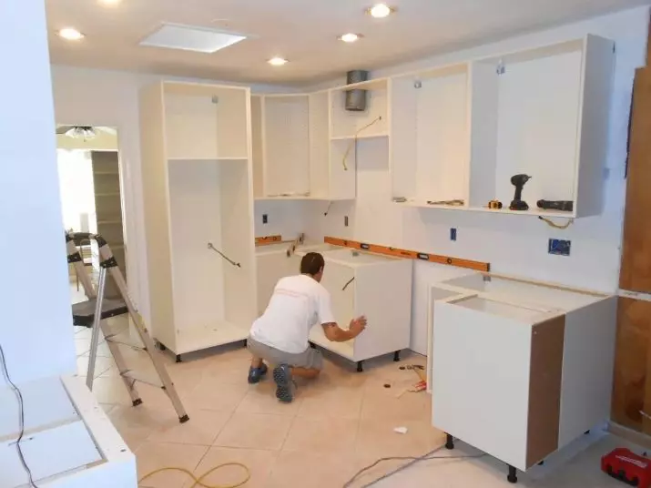 Вградена кухня за малка кухня (54 снимки) се отличава с вградени кухненски бокс с вградени уреди, опции за дизайн 9549_43