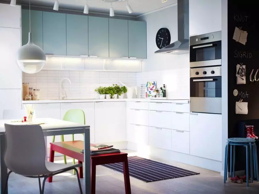 Вградена кухня за малка кухня (54 снимки) се отличава с вградени кухненски бокс с вградени уреди, опции за дизайн 9549_7