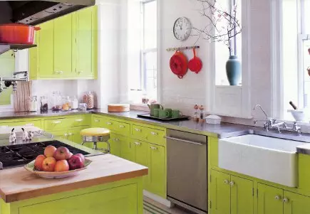 Køkkenkalk (52 billeder): Lyme-farvet køkken headset med wenge, hvid og andre nuancer i køkkenet interiør. Hvilke andre nuancer kombineres med lime? 9551_20