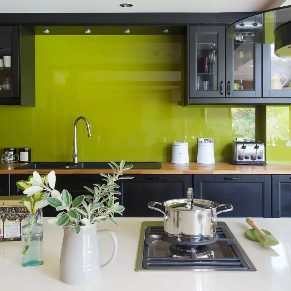 Кухня Lime (52 снимки): Лаймска цвят кухня слушалки с венге, бяло и други нюанси в интериора на кухнята. Какви други нюанси се съчетават с вар? 9551_39