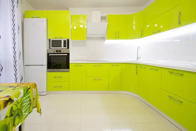 रसोई नींबू (52 फोटो): रसोईघर के इंटीरियर में wenge, सफेद और अन्य रंगों के साथ लाइम रंगीन रसोई हेडसेट। चूने के साथ अन्य रंगों को क्या जोड़ा जाता है? 9551_41