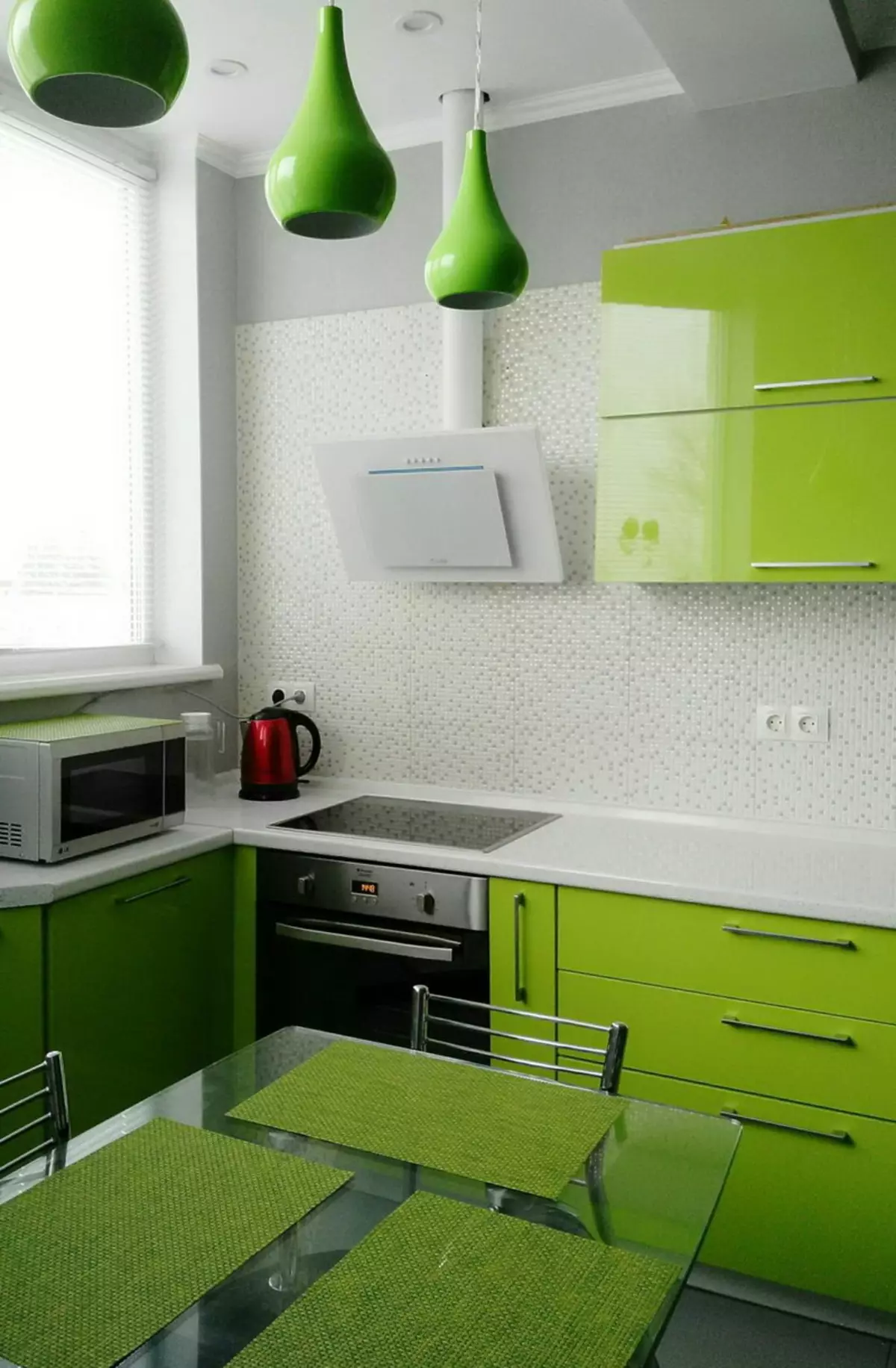 Green cuisine (111 mga larawan): Green kitchen headset sa interior design, berde wallpaper selection, grey-green and dark green, black and green and green brown kitchen 9554_12