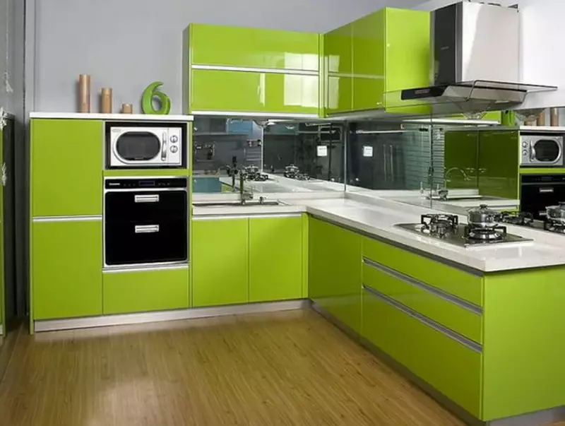 Cucina verde (111 foto): Cuffia da cucina verde in interior design, selezione di carta da parati verde, grigio-verde e verde scuro, nero e verde e verde cucina marrone 9554_22