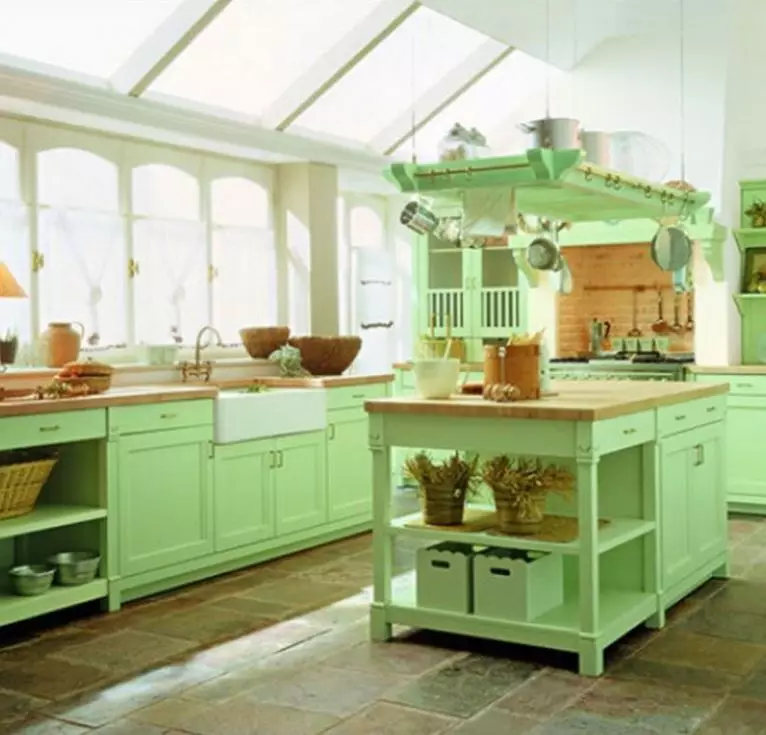 Yeşil Mutfak (111 Fotoğraf): İç tasarım, yeşil duvar kağıdı seçimi, gri-yeşil ve koyu yeşil, siyah ve yeşil ve yeşil kahverengi mutfakta yeşil mutfak kulaklık 9554_24