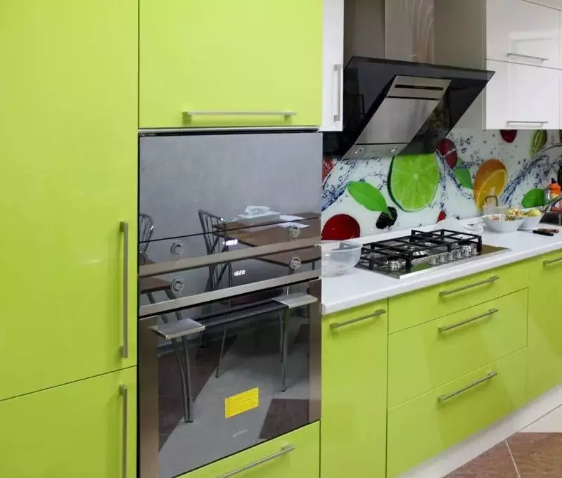 Zelena kuhinja (111 fotografije): zelene kuhinjske slušalice u dizajnu enterijera, zeleni odabir pozadine, sivo zelene i tamnozelene, crne i zelene i zelene smeđe kuhinje 9554_29