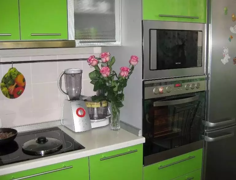 Green cuisine (111 mga larawan): Green kitchen headset sa interior design, berde wallpaper selection, grey-green and dark green, black and green and green brown kitchen 9554_30