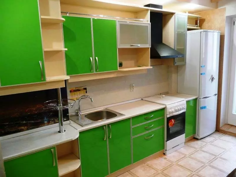 Πράσινη κουζίνα (111 φωτογραφίες): Πράσινο ακουστικό κουζίνας στο εσωτερικό σχεδιασμό, Πράσινη επιλογή ταπετσαρίας, γκρι-πράσινο και σκούρο πράσινο, μαύρο και πράσινο και πράσινο καφέ κουζίνα 9554_31