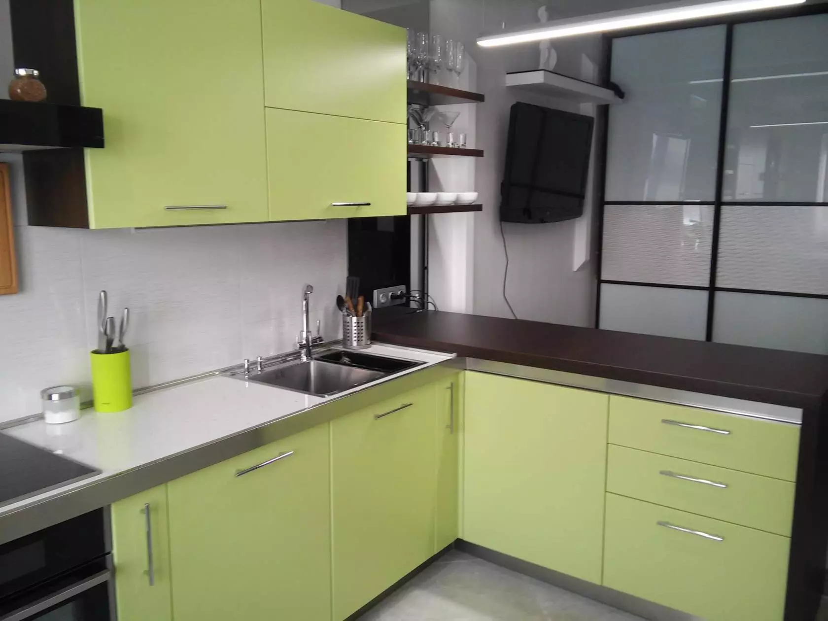 Zöld konyha (111 fotó): zöld konyhai fülhallgató a belsőépítészetben, zöld háttérkép kiválasztása, szürke-zöld és sötétzöld, fekete és zöld és zöld barna konyha 9554_34