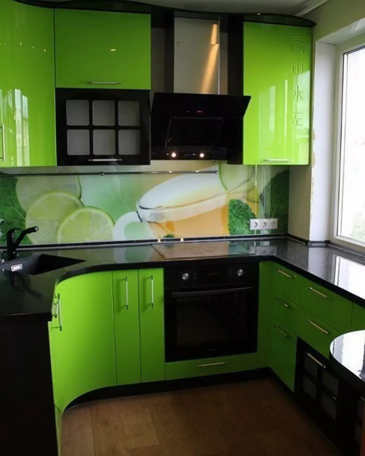 Cocina verde (111 fotos): Auriculares de cocina verde en diseño de interiores, selección de papel pintado verde, verde-verde y verde oscuro, negro y verde y verde. 9554_40