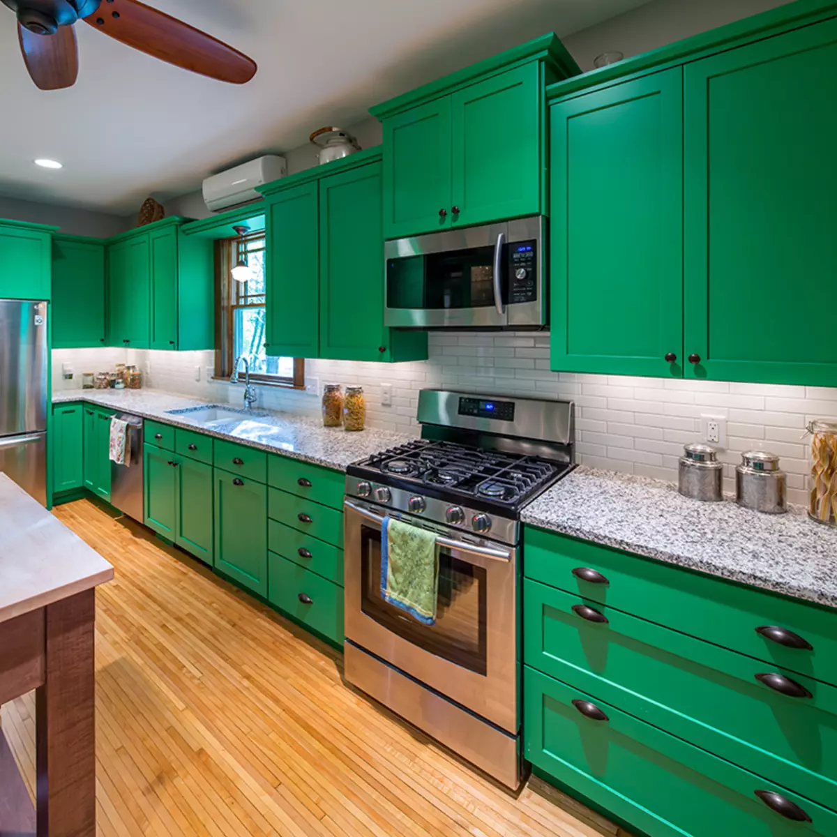 녹색 요리 (111 사진) : 인테리어 디자인, 녹색 벽지 선택, 그레이 - 그린 및 짙은 녹색, 검정색 및 녹색 및 녹색 갈색 주방의 녹색 주방 헤드셋 9554_41