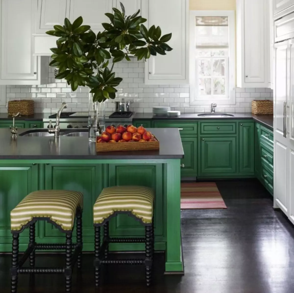 Bucătărie verde (111 fotografii): Setul cu cască de bucătărie verde în design interior, selecție verde tapet, gri-verde și verde închis, bucătărie maro negru și verde și verde 9554_43