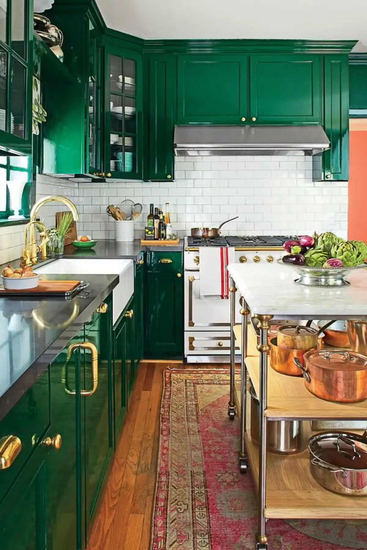 Zöld konyha (111 fotó): zöld konyhai fülhallgató a belsőépítészetben, zöld háttérkép kiválasztása, szürke-zöld és sötétzöld, fekete és zöld és zöld barna konyha 9554_45