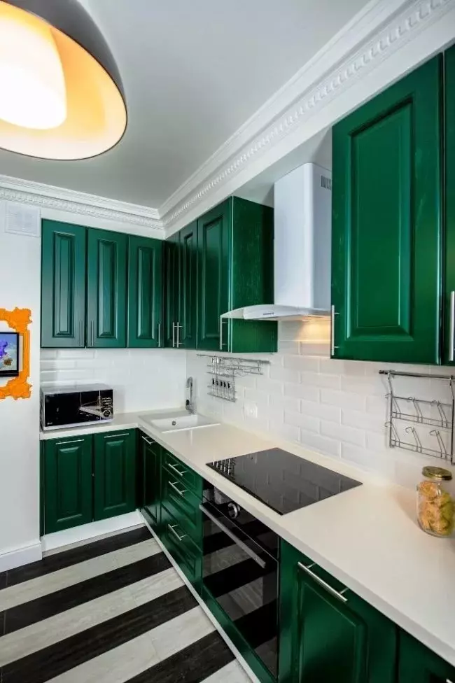 מטבח ירוק (111 תמונות): אוזניות מטבח ירוק בעיצוב פנים, בחירת טפטים ירוקים, ירוק אפור וירוק כהה, שחור וירוק ומטבח ירוק 9554_46