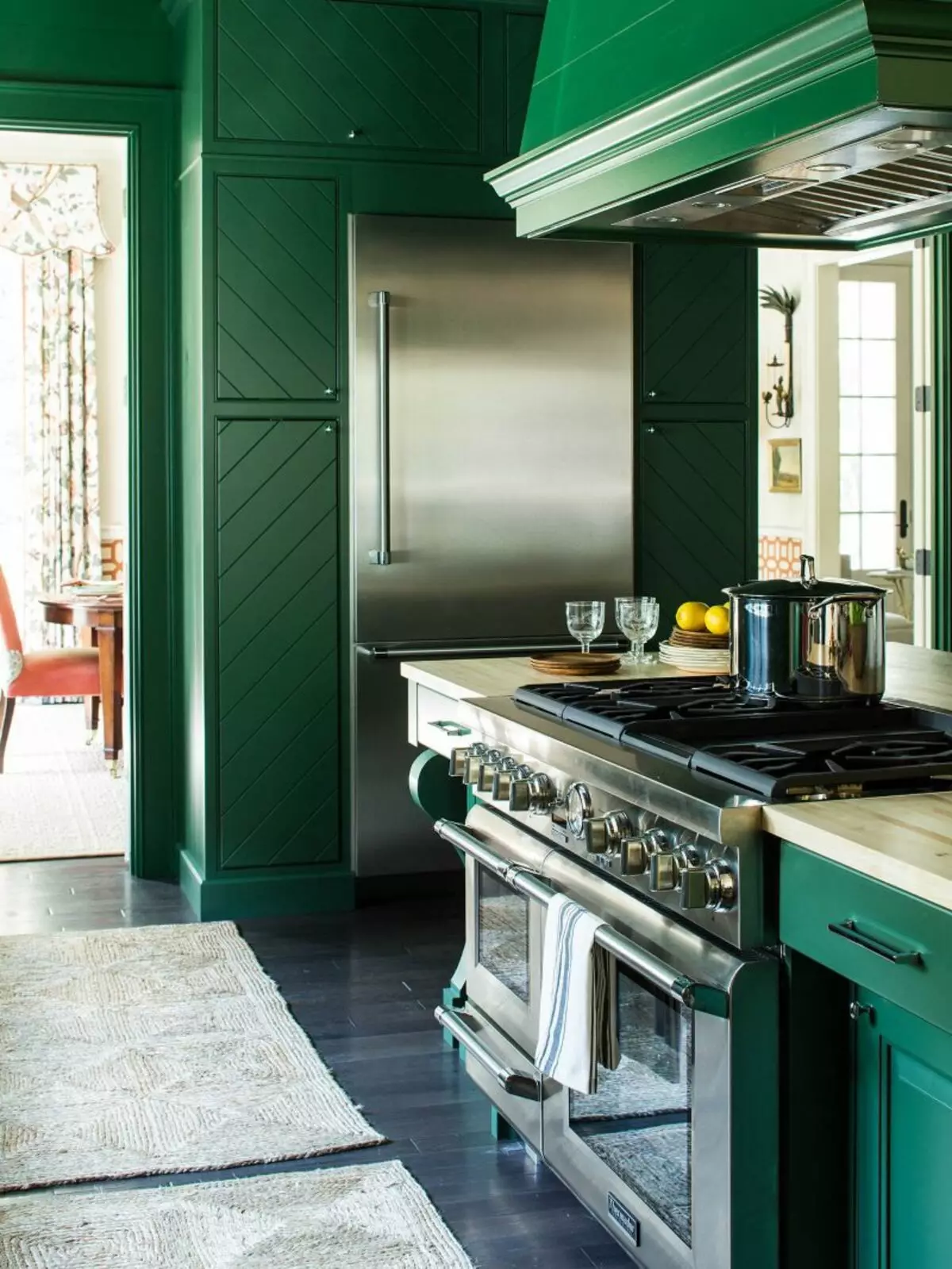 מטבח ירוק (111 תמונות): אוזניות מטבח ירוק בעיצוב פנים, בחירת טפטים ירוקים, ירוק אפור וירוק כהה, שחור וירוק ומטבח ירוק 9554_47