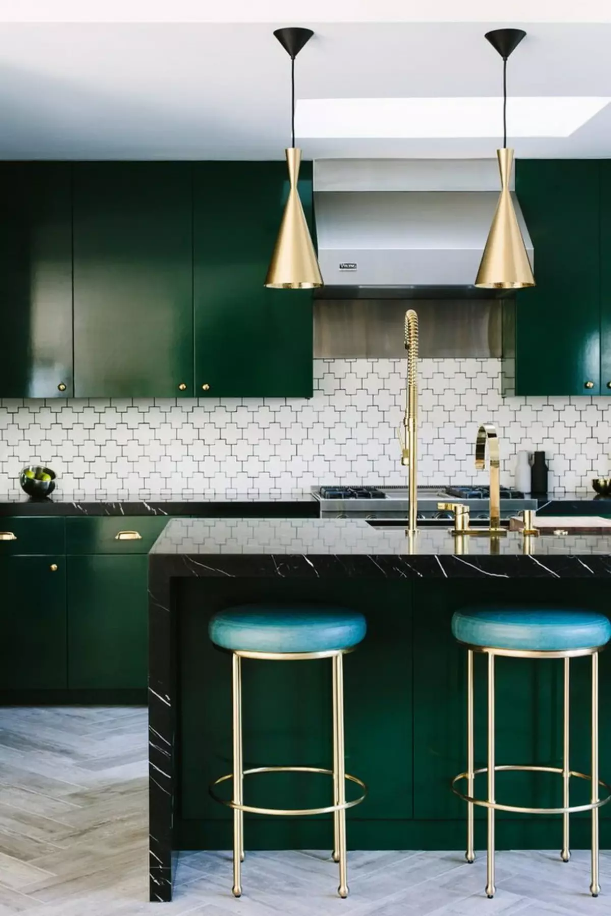 Cuisine verte (111 photos): Casque de cuisine verte au design d'intérieur, Sélection de papier peint vert, vert gris et vert foncé, cuisine marron noir et vert et vert 9554_48