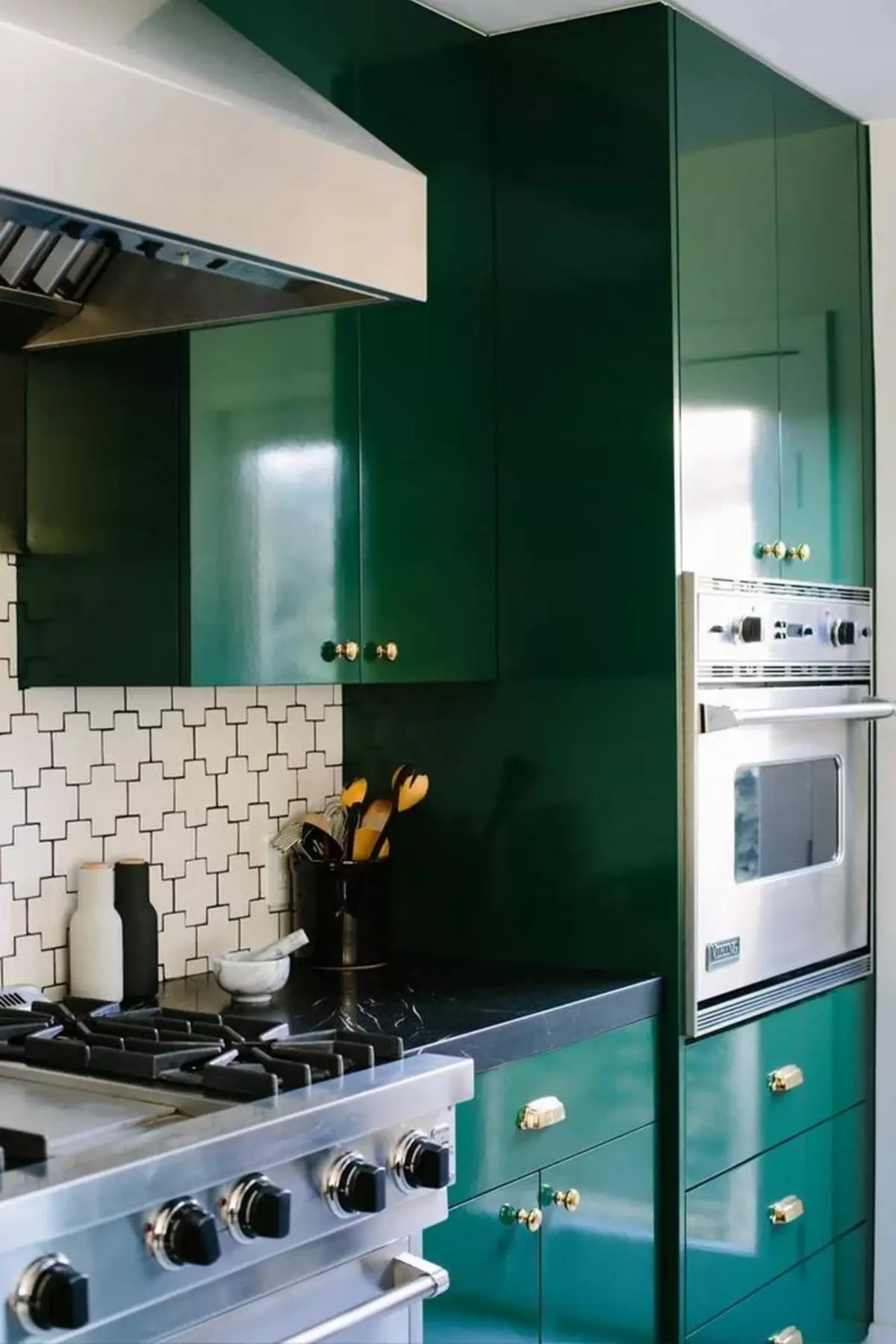 Green cuisine (111 mga larawan): Green kitchen headset sa interior design, berde wallpaper selection, grey-green and dark green, black and green and green brown kitchen 9554_49