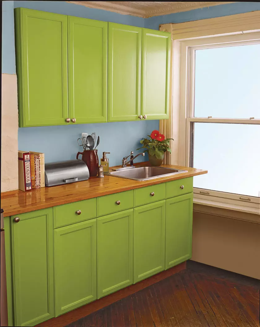 Hijau masakan (111 foto): Headset dapur hijau dalam desain interior, pemilihan wallpaper hijau, abu-abu-hijau dan hijau tua, hitam dan hijau dan kitchen cokelat hijau 9554_5