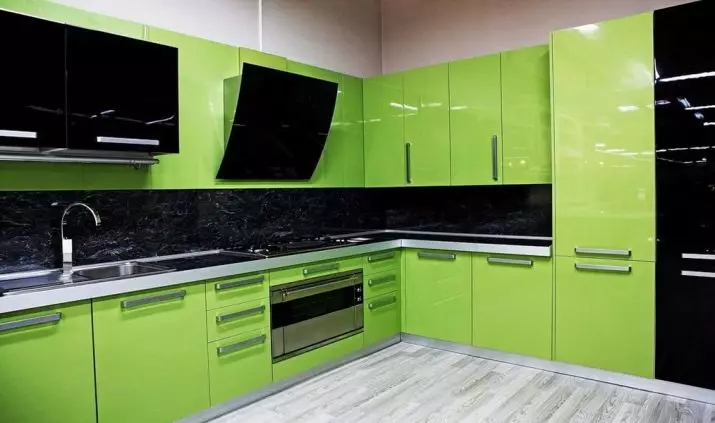 Zelena kuhinja (111 fotografije): zelena kuhinja slušalica u dizajnu interijera, zelena pozadina selekcija, sivo-zelena i tamno zelena, crna i zelena i zelena smeđa kuhinja 9554_53