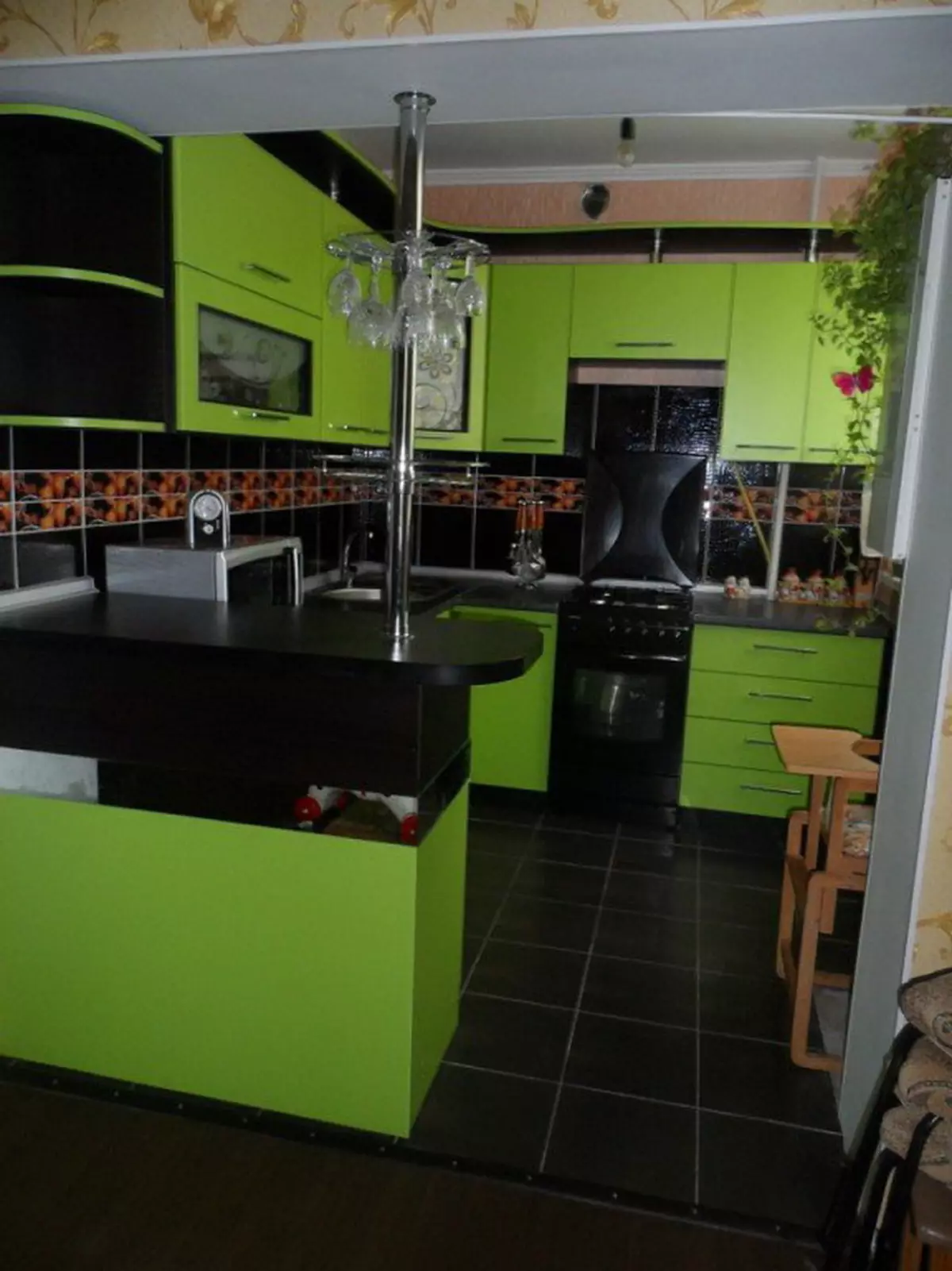 Green cuisine (111 mga larawan): Green kitchen headset sa interior design, berde wallpaper selection, grey-green and dark green, black and green and green brown kitchen 9554_57