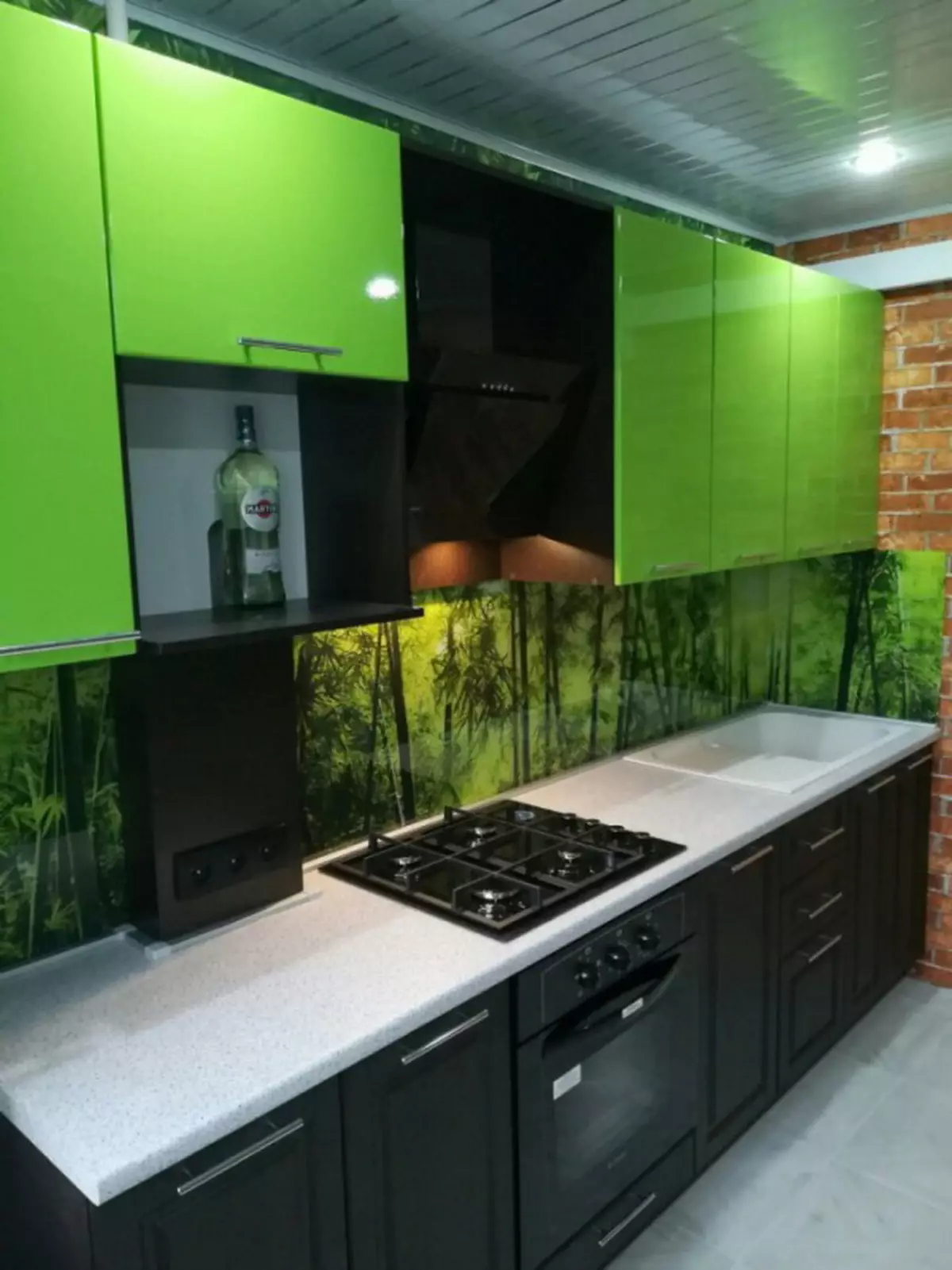 Ẩm thực xanh (111 Ảnh): Tai nghe nhà bếp màu xanh lá cây trong thiết kế nội thất, lựa chọn hình nền màu xanh lá cây, màu xám xanh và xanh đậm, đen và xanh lá cây và nhà bếp màu nâu xanh 9554_58