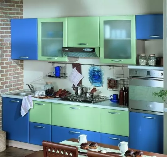 Hijau masakan (111 foto): Headset dapur hijau dalam desain interior, pemilihan wallpaper hijau, abu-abu-hijau dan hijau tua, hitam dan hijau dan kitchen cokelat hijau 9554_59