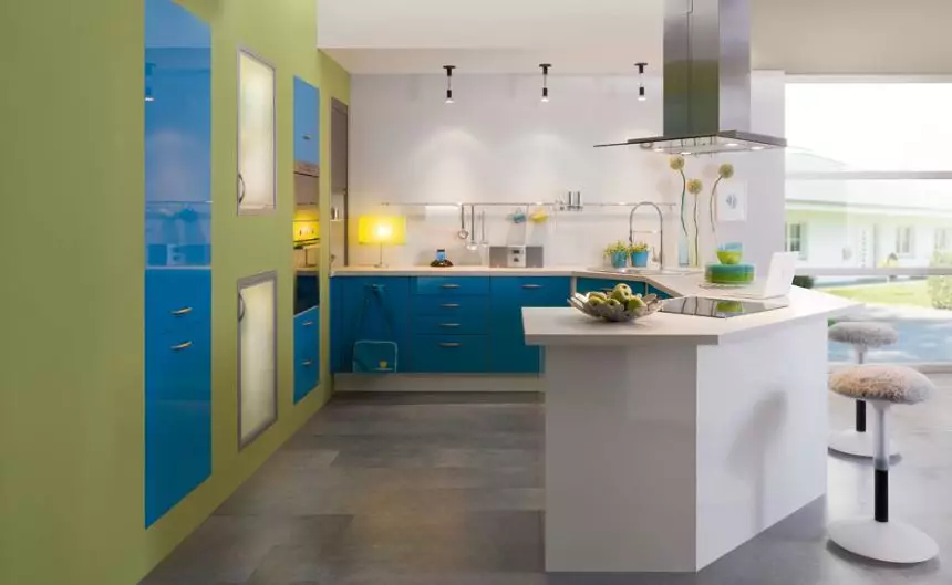 Hijau masakan (111 foto): Headset dapur hijau dalam desain interior, pemilihan wallpaper hijau, abu-abu-hijau dan hijau tua, hitam dan hijau dan kitchen cokelat hijau 9554_70