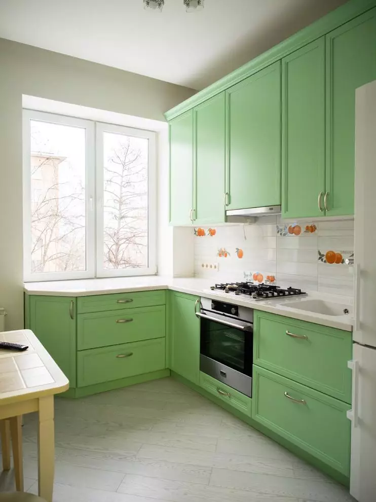 Green Cuisine (111 foto's): Griene keuken headset yn ynterieurûntwerp, Greed wallpaper Seleksje, griis en donker grien, swart en griene brune keuken 9554_75