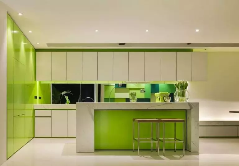 Cocina verde (111 fotos): Auriculares de cocina verde en diseño de interiores, selección de papel pintado verde, verde-verde y verde oscuro, negro y verde y verde. 9554_79