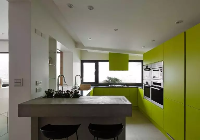 Bucătărie verde (111 fotografii): Setul cu cască de bucătărie verde în design interior, selecție verde tapet, gri-verde și verde închis, bucătărie maro negru și verde și verde 9554_80
