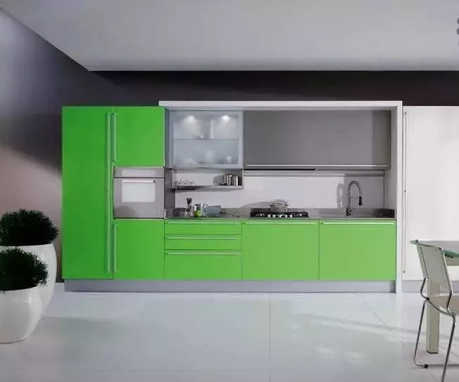 Zelena kuhinja (111 fotografije): zelene kuhinjske slušalice u dizajnu enterijera, zeleni odabir pozadine, sivo zelene i tamnozelene, crne i zelene i zelene smeđe kuhinje 9554_81