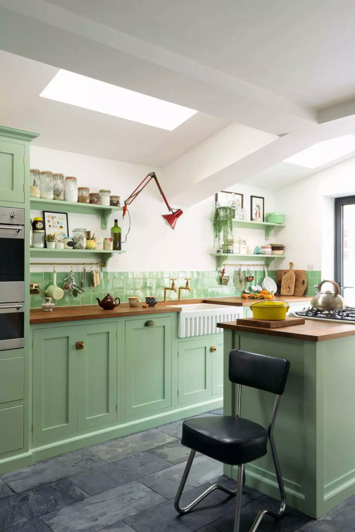 Cocina verde (111 fotos): Auriculares de cocina verde en diseño de interiores, selección de papel pintado verde, verde-verde y verde oscuro, negro y verde y verde. 9554_84