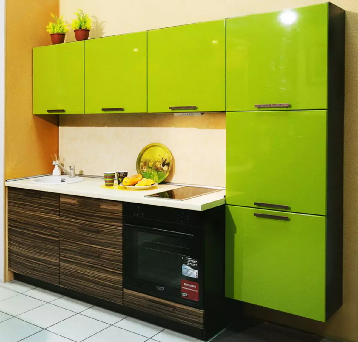 Cocina verde (111 fotos): Auriculares de cocina verde en diseño de interiores, selección de papel pintado verde, verde-verde y verde oscuro, negro y verde y verde. 9554_9