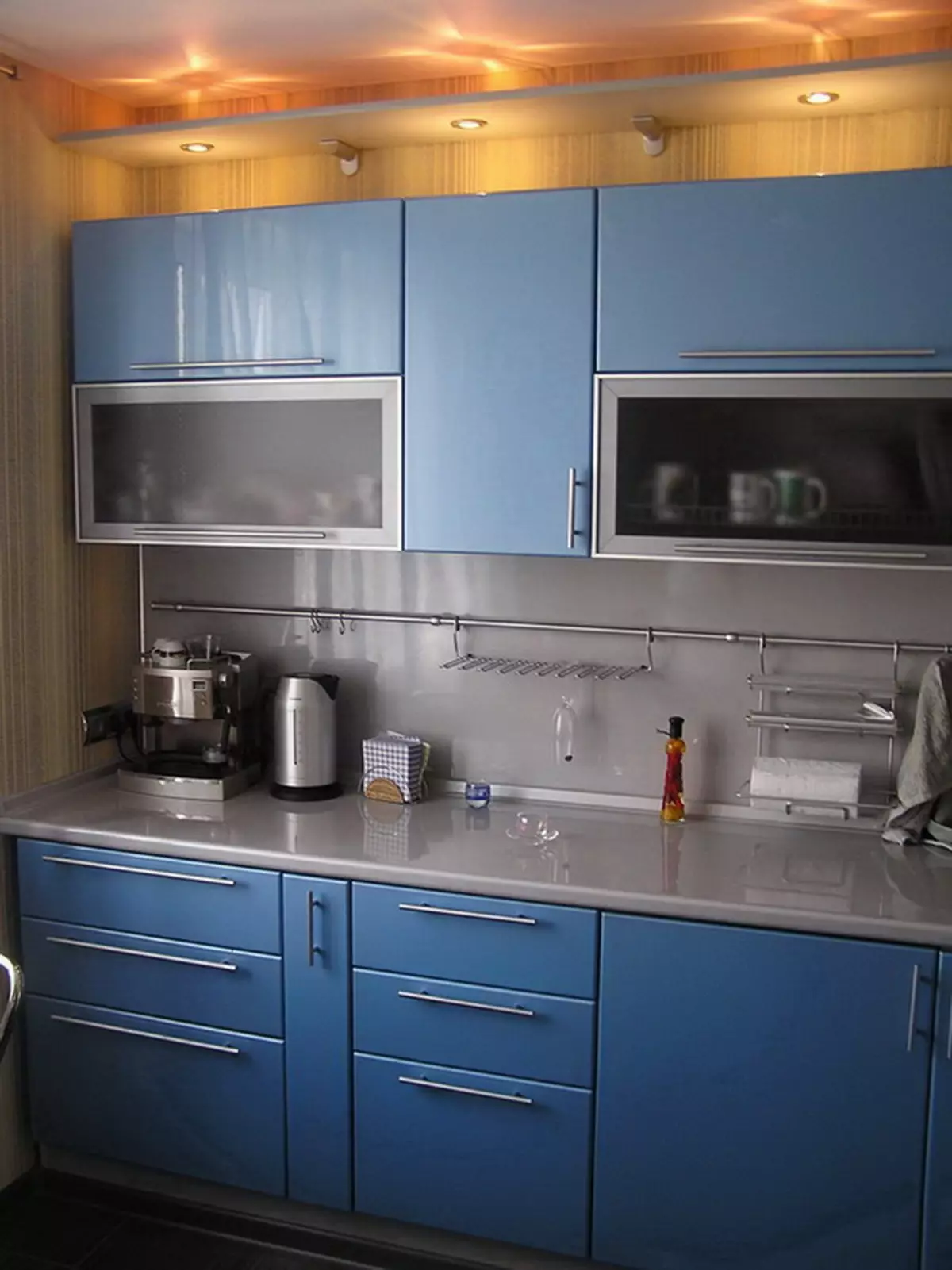 Bucătărie albastră (82 fotografii): Ce culori sunt combinate în interiorul unui set de bucătărie albastră? Design de bucătărie în tonuri albastre ușoare și întunecate 9555_10