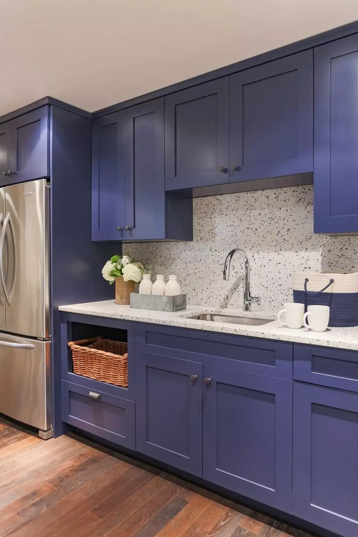 آشپزخانه آبی (82 عکس): چه رنگی در داخل یک آشپزخانه آبی ترکیب شده است؟ طراحی آشپزخانه در آبی رنگ آبی و آبی تیره 9555_11