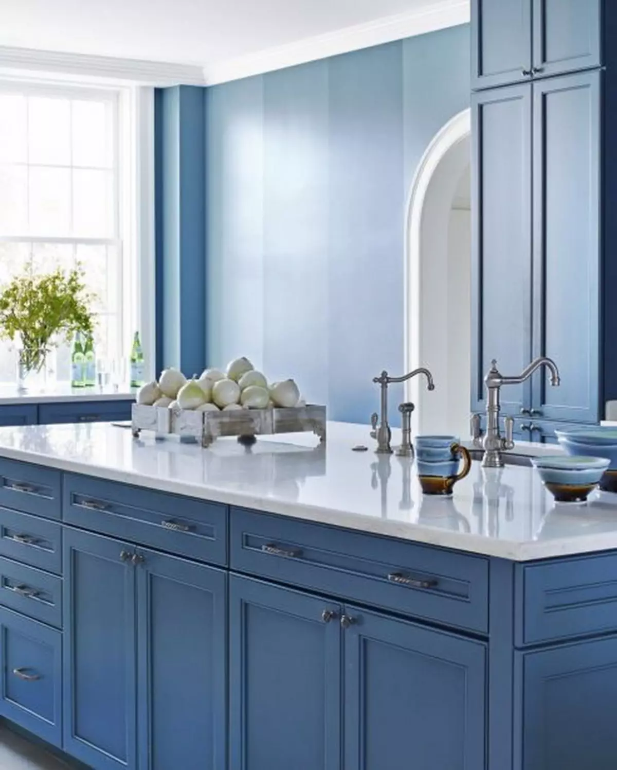 Bucătărie albastră (82 fotografii): Ce culori sunt combinate în interiorul unui set de bucătărie albastră? Design de bucătărie în tonuri albastre ușoare și întunecate 9555_12