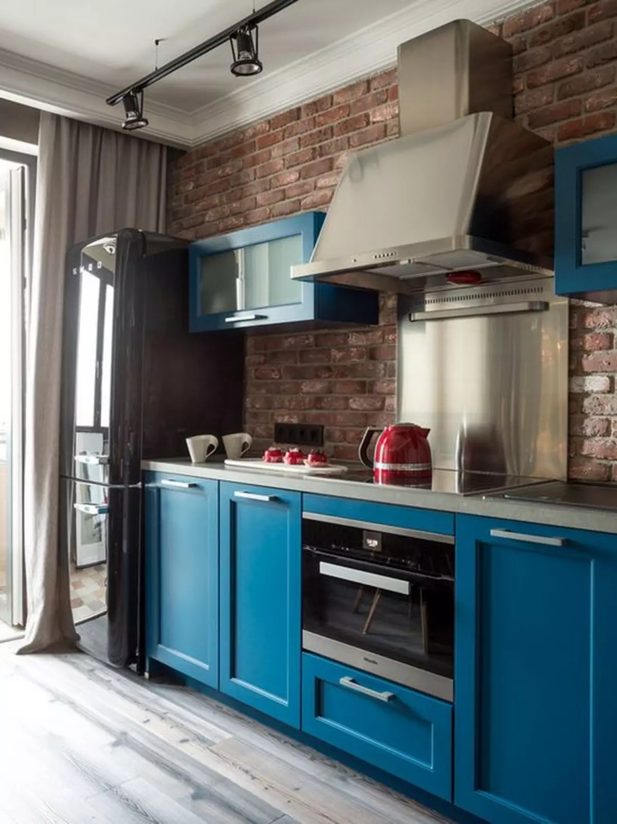 Sininen keittiö (82 kuvaa): Mitkä värit yhdistetään sinisen keittiön sisustukseen? Keittiön muotoilu vaaleansininen ja tummansiniset sävyt 9555_13