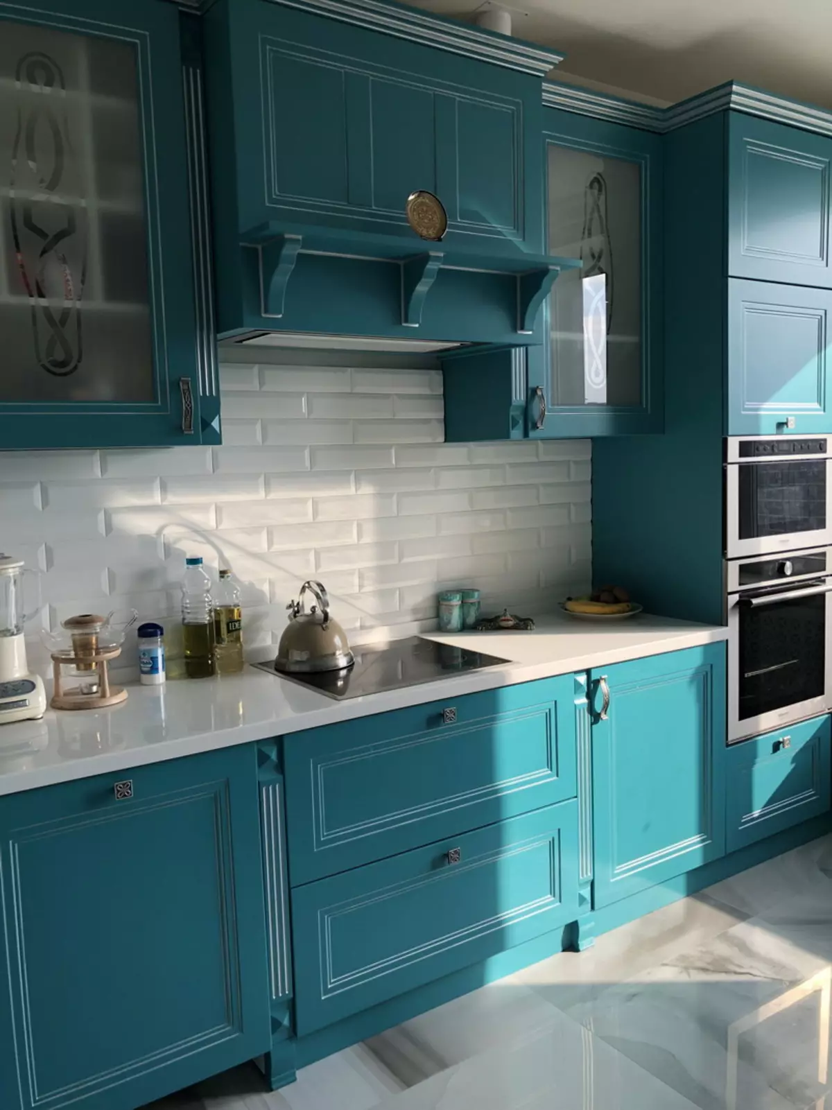 Modrá kuchyně (82 fotografií): Jaké barvy jsou kombinovány v interiéru modré kuchyňské sady? Kuchyňský design ve světle modré a tmavě modré tóny 9555_14