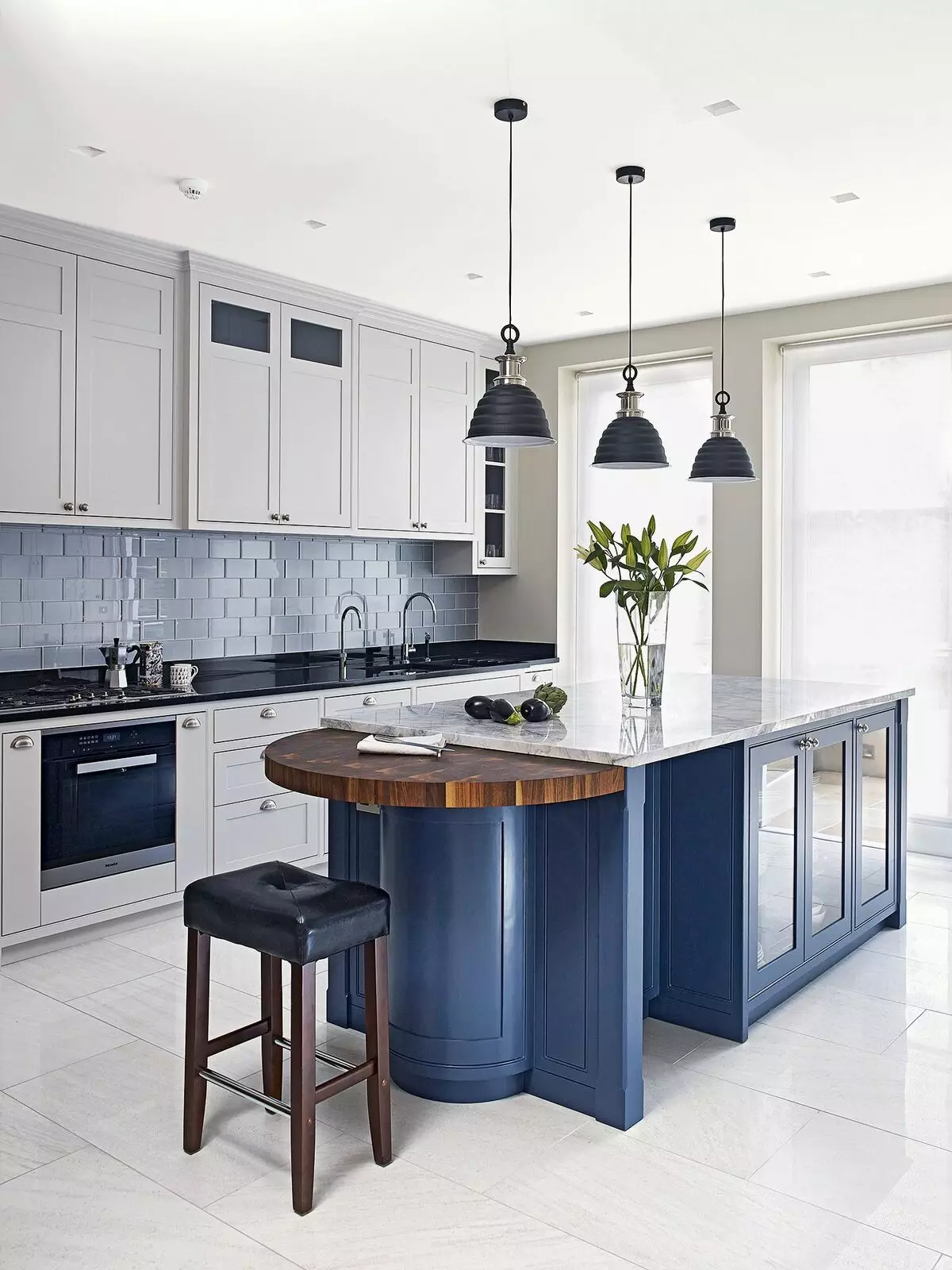 آشپزخانه آبی (82 عکس): چه رنگی در داخل یک آشپزخانه آبی ترکیب شده است؟ طراحی آشپزخانه در آبی رنگ آبی و آبی تیره 9555_16