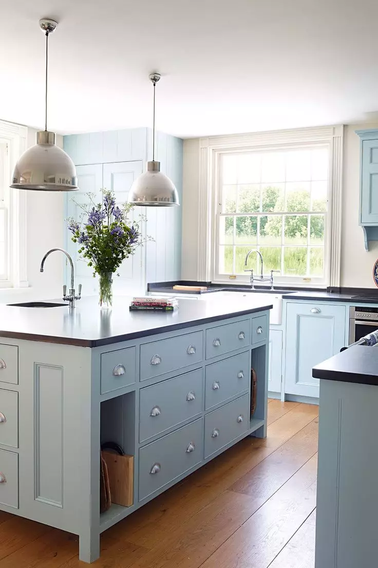Blue Kuchyňa (82 fotografií): Aké farby sú kombinované v interiéri modrej kuchynskej sady? Kuchynský dizajn vo svetlom modrej a tmavo modré tóny 9555_17