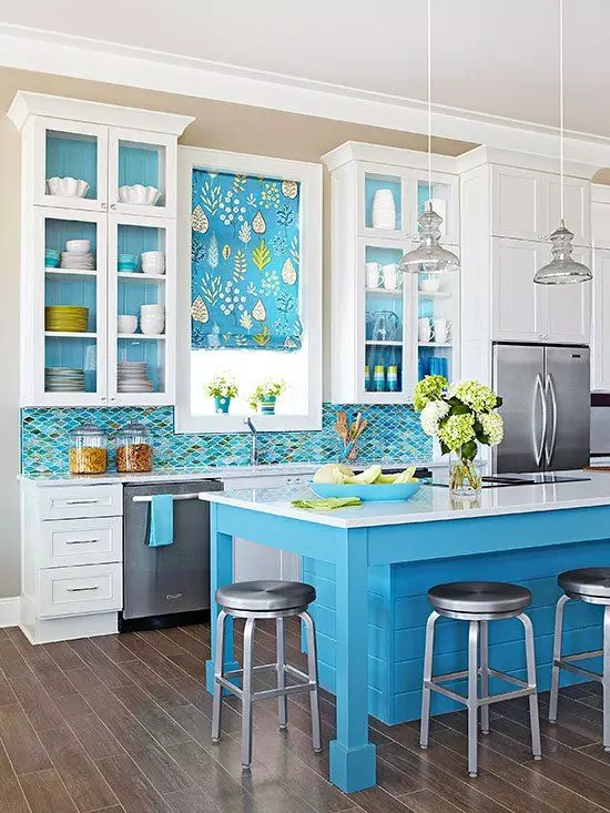 Cozinha azul (82 fotos): Que cores são combinadas no interior de um conjunto de cozinha azul? Projeto da cozinha em tons azuis e azul escuro 9555_19