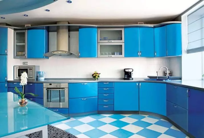 Blue Kuchyňa (82 fotografií): Aké farby sú kombinované v interiéri modrej kuchynskej sady? Kuchynský dizajn vo svetlom modrej a tmavo modré tóny 9555_21