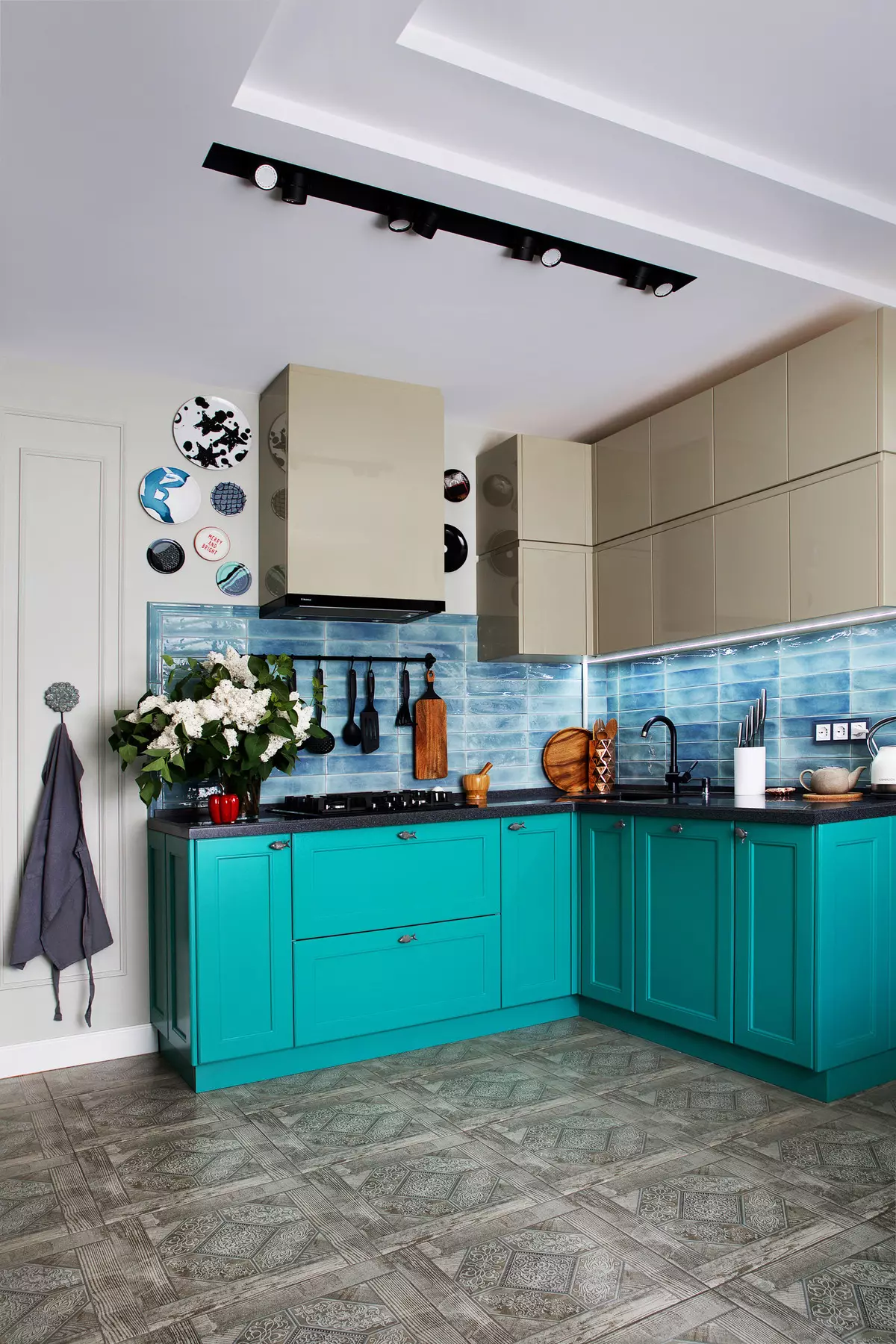 آشپزخانه آبی (82 عکس): چه رنگی در داخل یک آشپزخانه آبی ترکیب شده است؟ طراحی آشپزخانه در آبی رنگ آبی و آبی تیره 9555_22