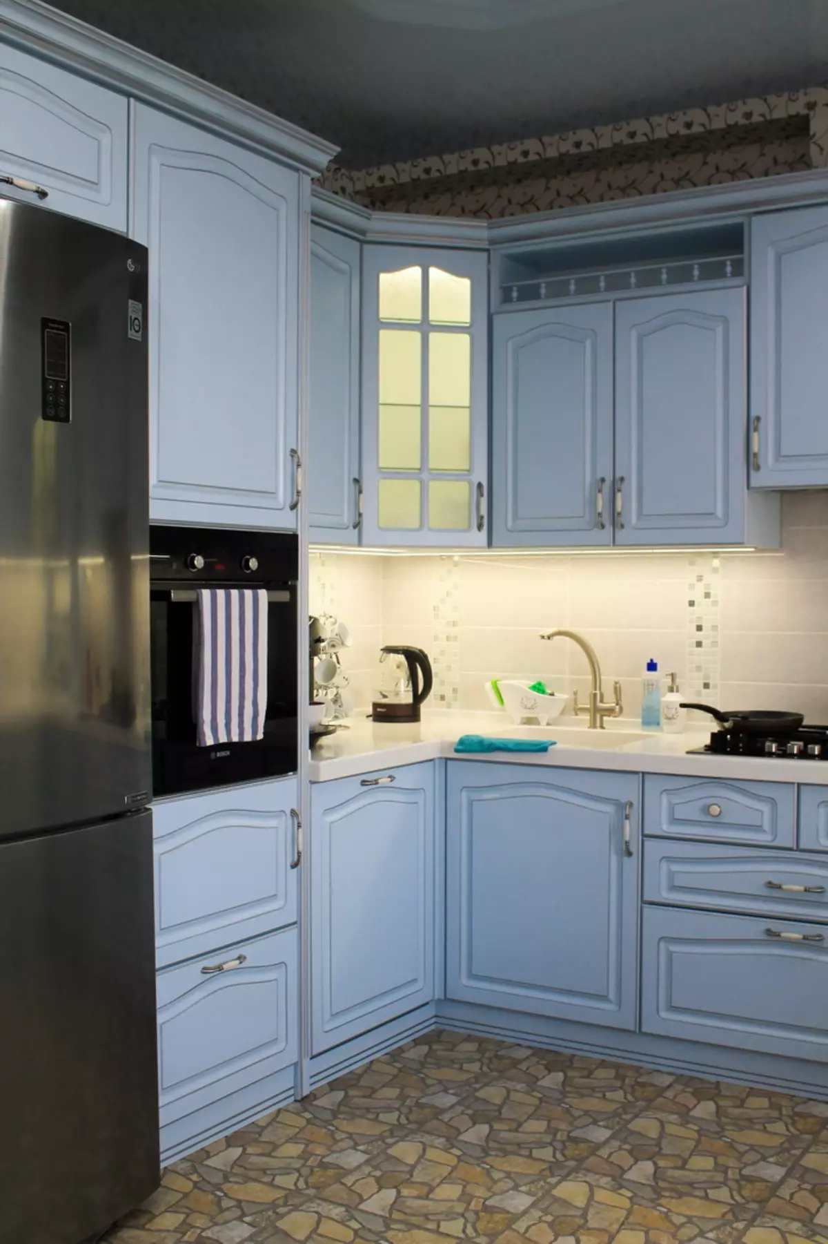 Cozinha azul (82 fotos): Que cores são combinadas no interior de um conjunto de cozinha azul? Projeto da cozinha em tons azuis e azul escuro 9555_23