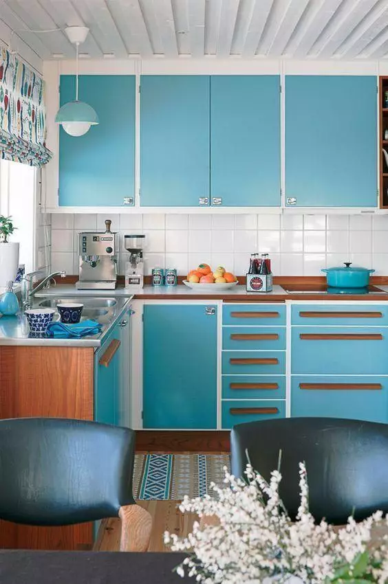 Blue Kuchyňa (82 fotografií): Aké farby sú kombinované v interiéri modrej kuchynskej sady? Kuchynský dizajn vo svetlom modrej a tmavo modré tóny 9555_24