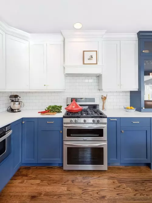 Modrá kuchyně (82 fotografií): Jaké barvy jsou kombinovány v interiéru modré kuchyňské sady? Kuchyňský design ve světle modré a tmavě modré tóny 9555_25