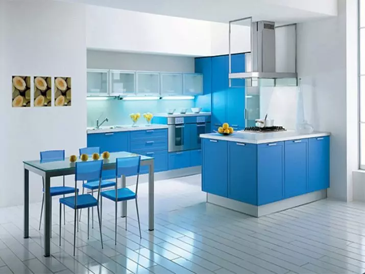 Modrá kuchyně (82 fotografií): Jaké barvy jsou kombinovány v interiéru modré kuchyňské sady? Kuchyňský design ve světle modré a tmavě modré tóny 9555_3