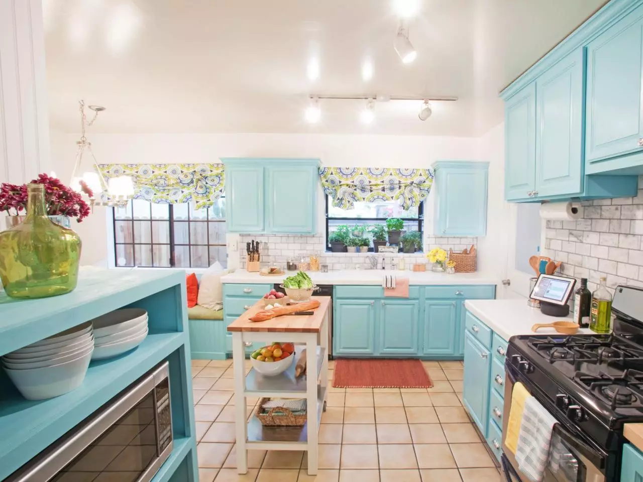 Modrá kuchyně (82 fotografií): Jaké barvy jsou kombinovány v interiéru modré kuchyňské sady? Kuchyňský design ve světle modré a tmavě modré tóny 9555_33