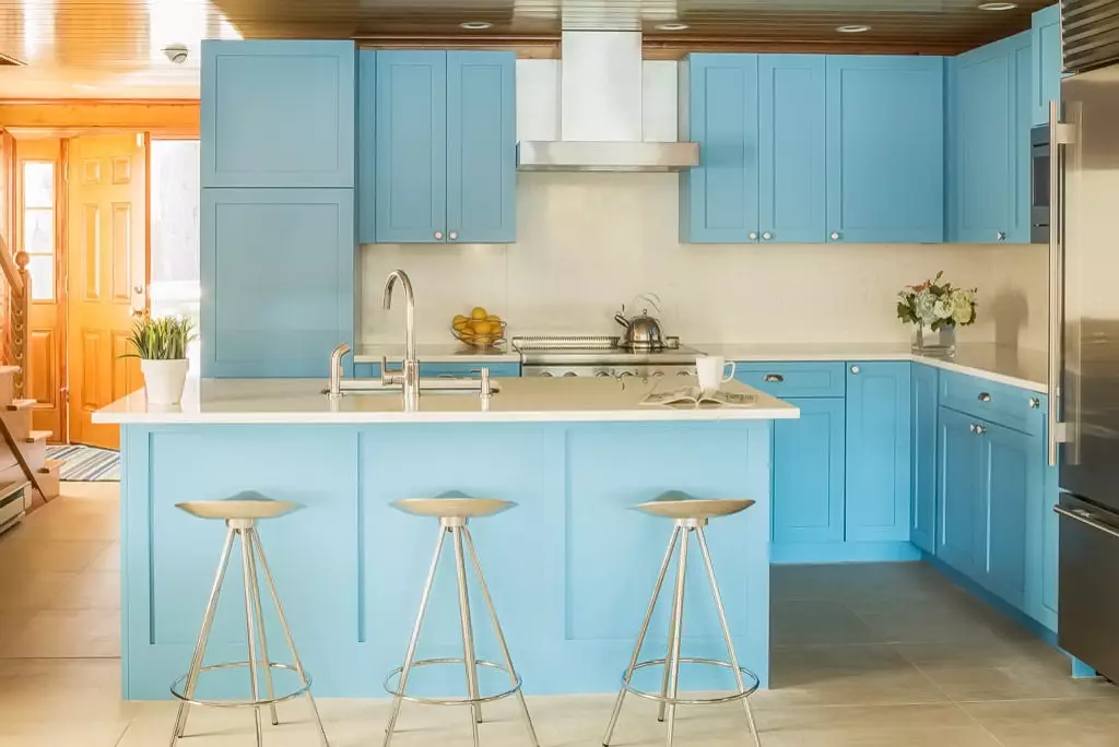Modrá kuchyně (82 fotografií): Jaké barvy jsou kombinovány v interiéru modré kuchyňské sady? Kuchyňský design ve světle modré a tmavě modré tóny 9555_34